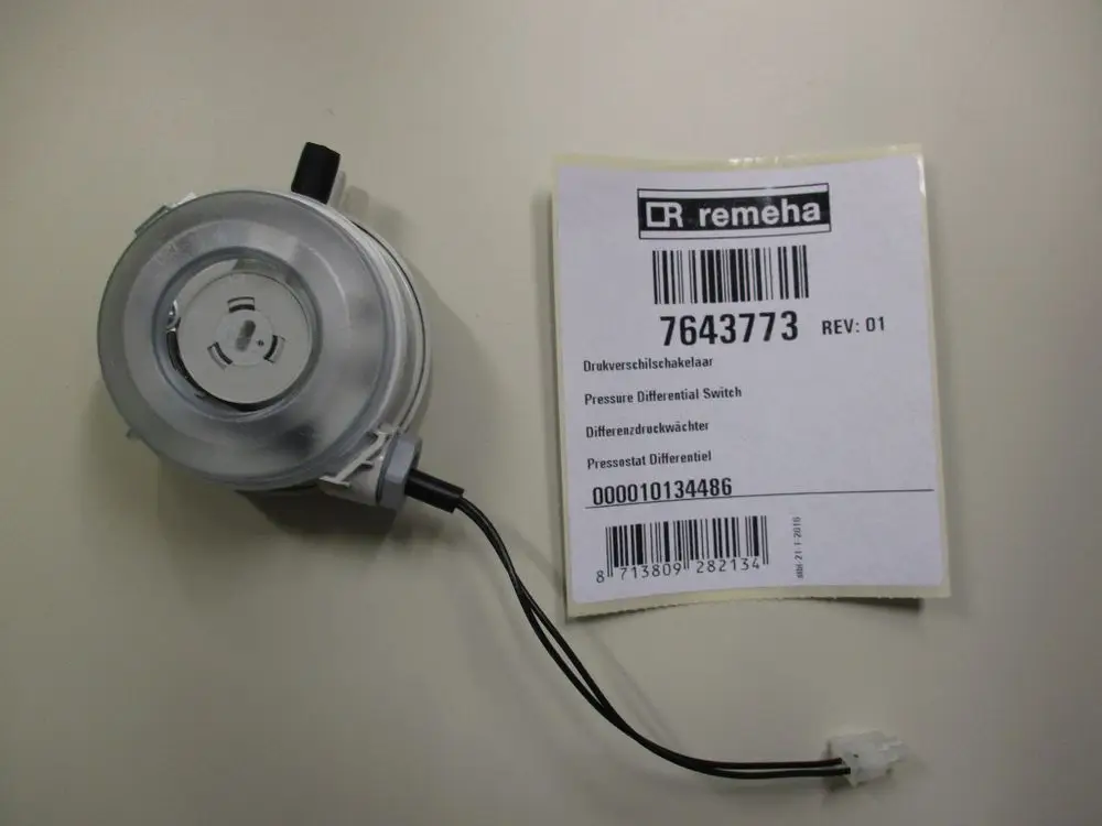 Druckwächter von Remeha mit einem runden Gehäuse und einem Anschlusskabel, beschriftet mit technischen Informationen und einem Barcode.